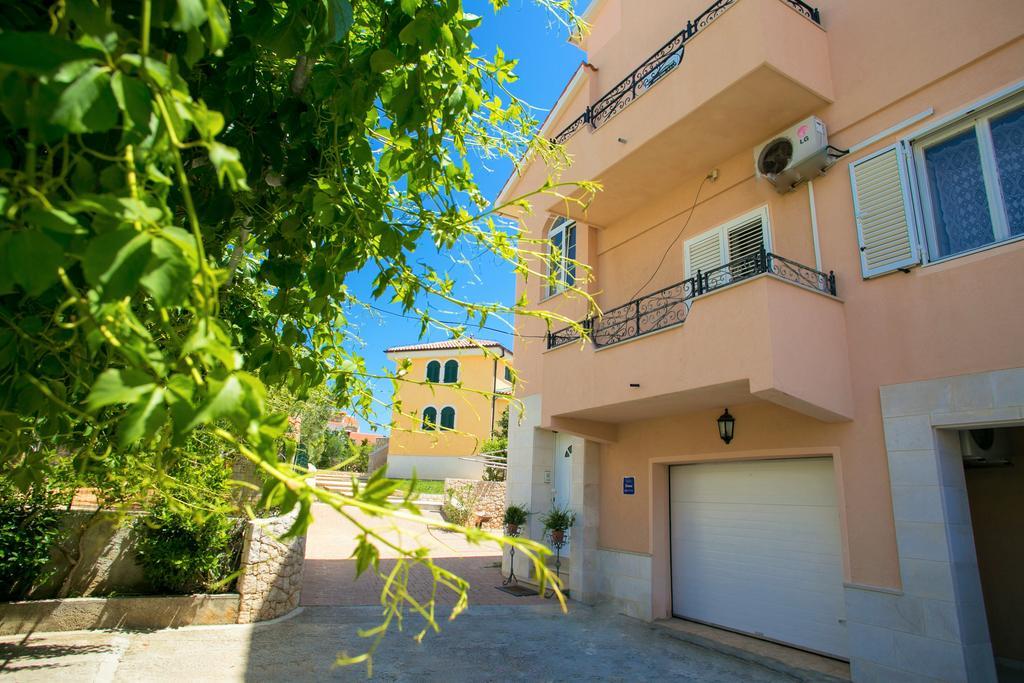 Apartments Tomulic Novalja Exterior photo